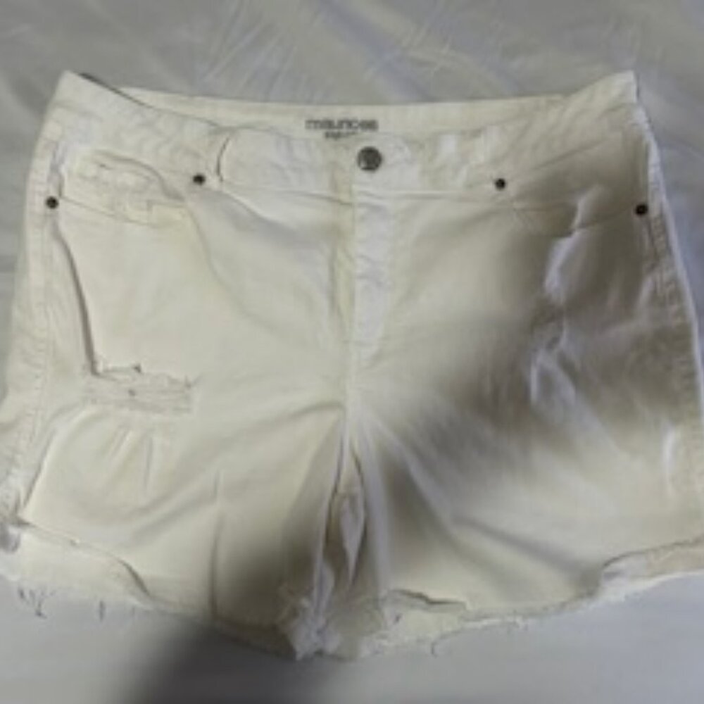 Maurices distressed white jean shorts size 20